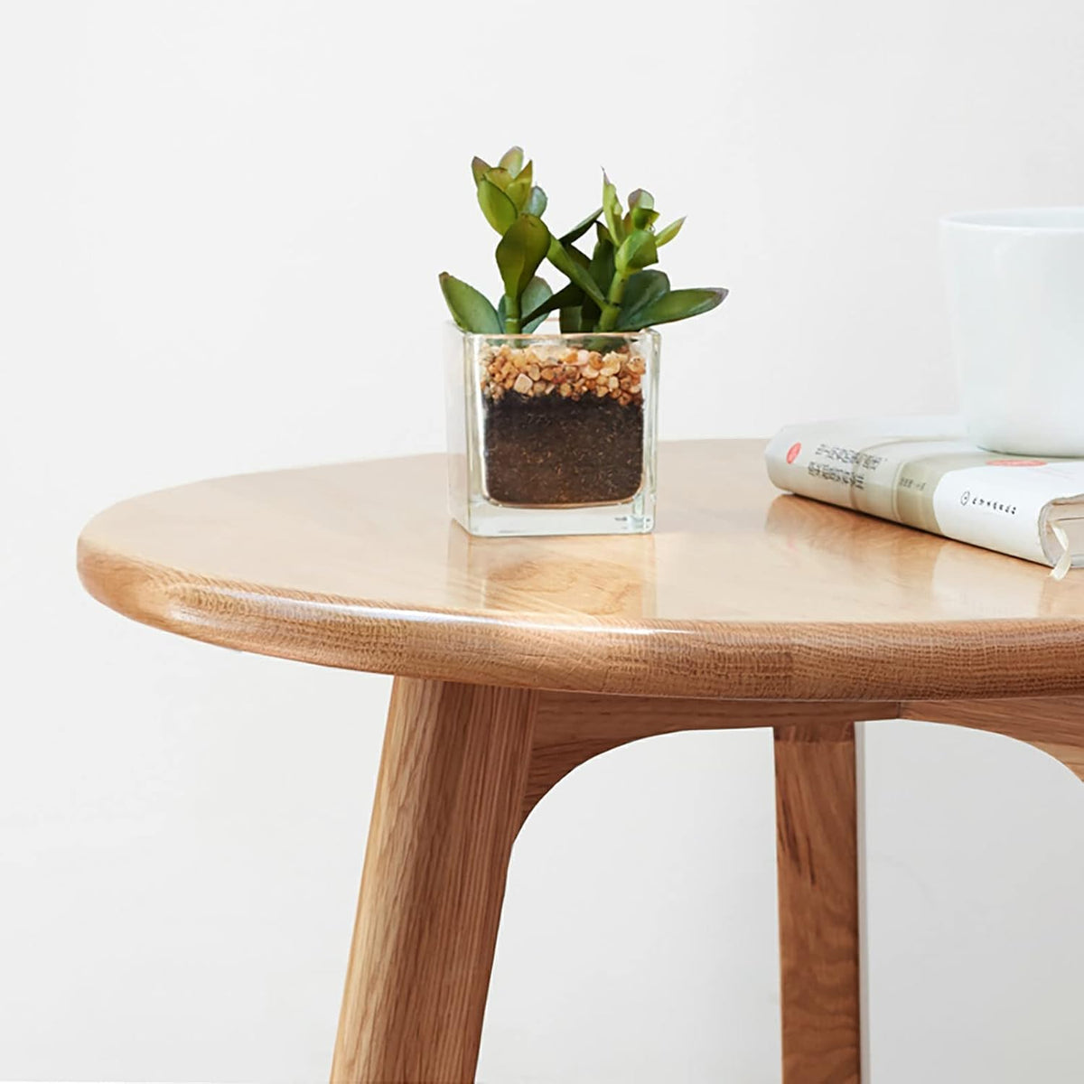 Round End Table, Solid Oak Wood Side Table for Living Room, Bedroom Nightstand, Small Coffee Table with Round Design, 3-Leg Stable Structure, Natural Oak