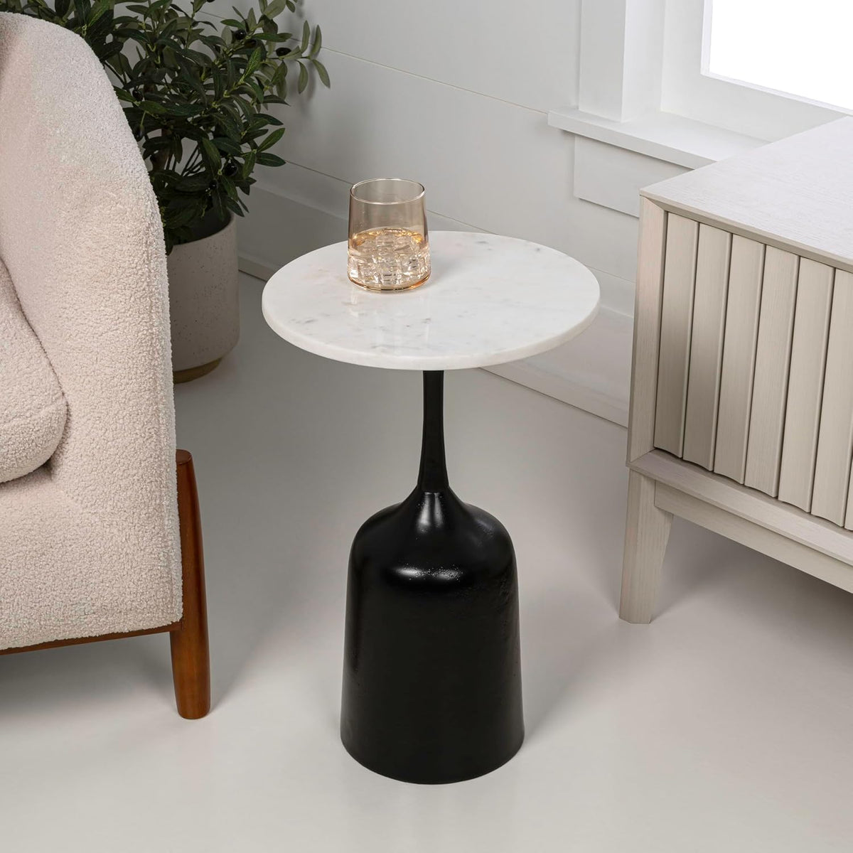 JONATHAN Y Pip Modern Round Marble Drink Table with Antique Black Bell-Shaped Metal Pedestal Base, 20.25" Tall Small Side Accent Martini Table for Living Room and Small Spaces END4002C
